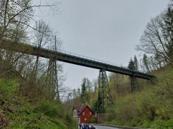 Kreuztalviadukt hier fahrt die Rubelandbahn